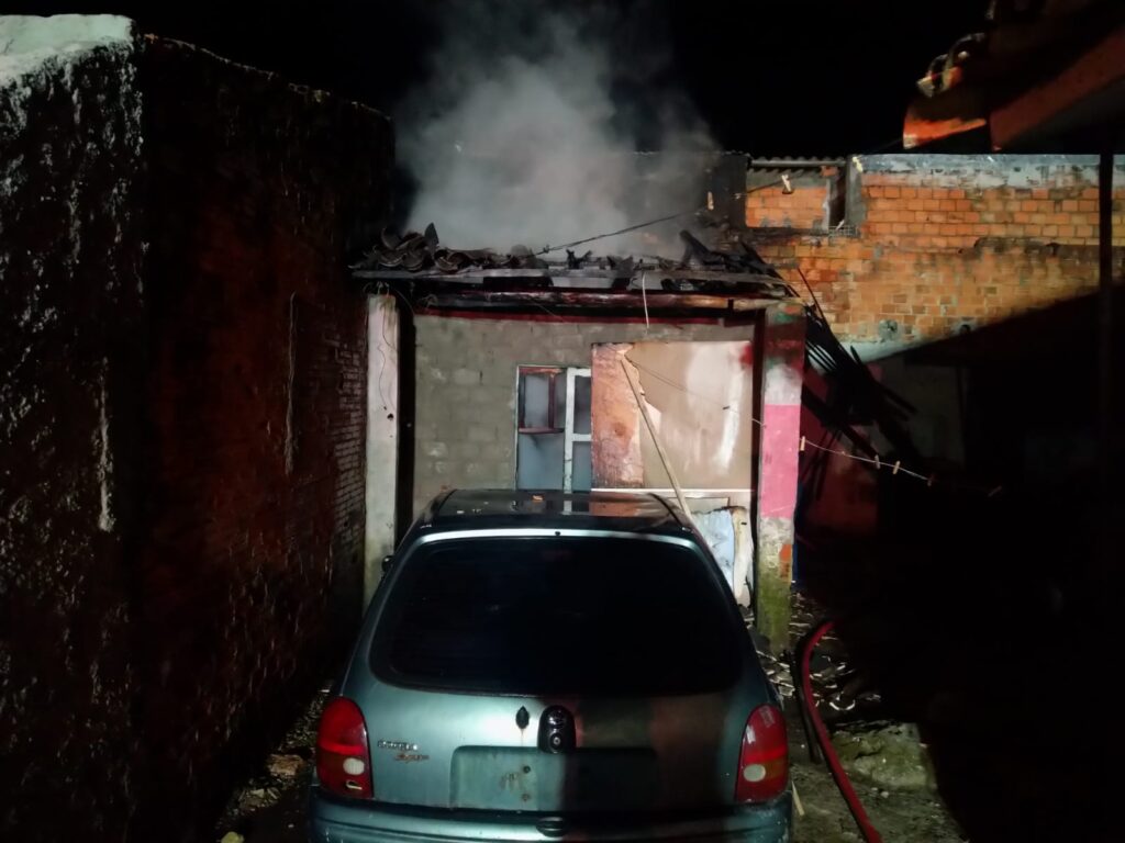 Incêndio atinge cômodo de casa e mobiliza Bombeiros em Criciúma - Foto: Divulgação/CBMSC