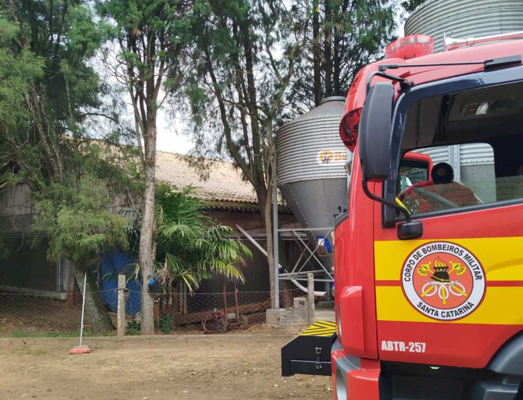Incêndio atinge granja de frangos e mobiliza Bombeiros em Turvo - Foto: Divulgação/CBMSC