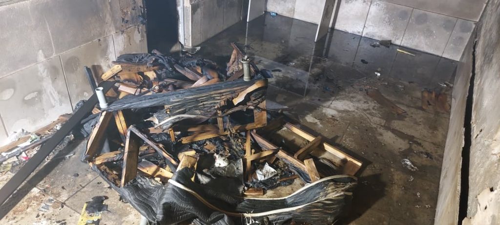 Incêndio destrói cama e mobiliza bombeiros em Blumenau - Foto: Divulgação/CBMSC