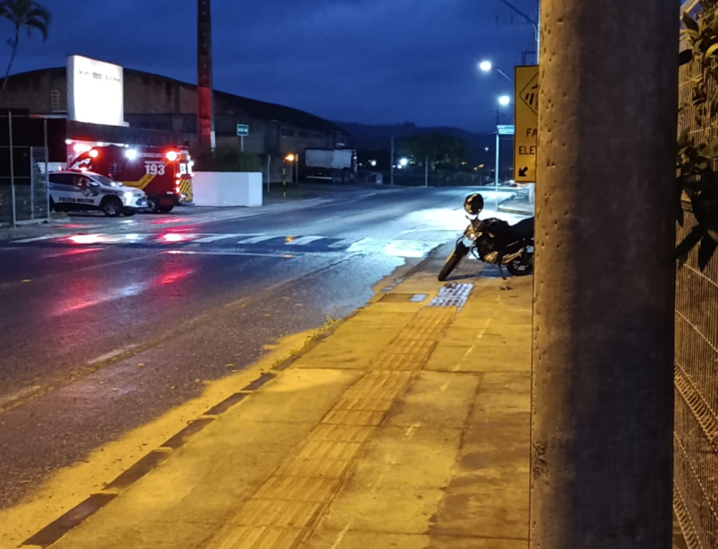 Jovem de 18 anos fica ferido após moto bater em poste no Sul de SC - Foto: Divulgação/CBMSC