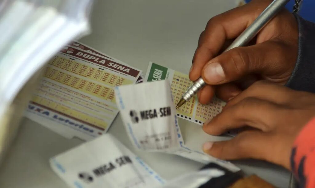 Mega-Sena acumula e pode pagar R$ 102 milhões nesta quinta - Foto: Wilson Dias/Agência Brasil