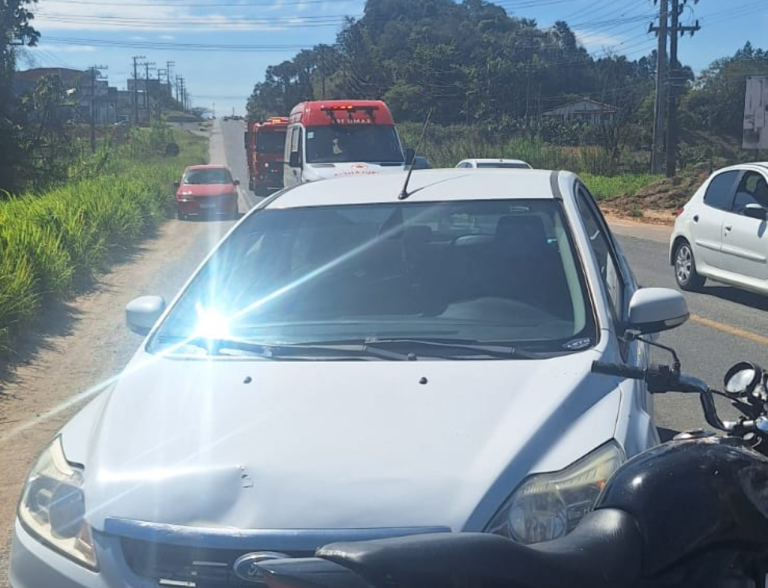 Motociclista fica ferida após colisão na SC-108 em Braço do Norte