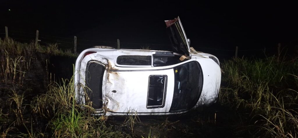 Mulher fica ferida após carro capotar na SC-438 em Braço do Norte - Foto: Divulgação/CBMSC