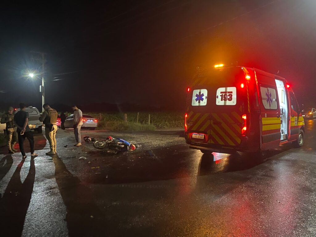 Mulher fica ferida após colisão entre moto e caminhão em Içara - Foto: Divulgação/CBMSC