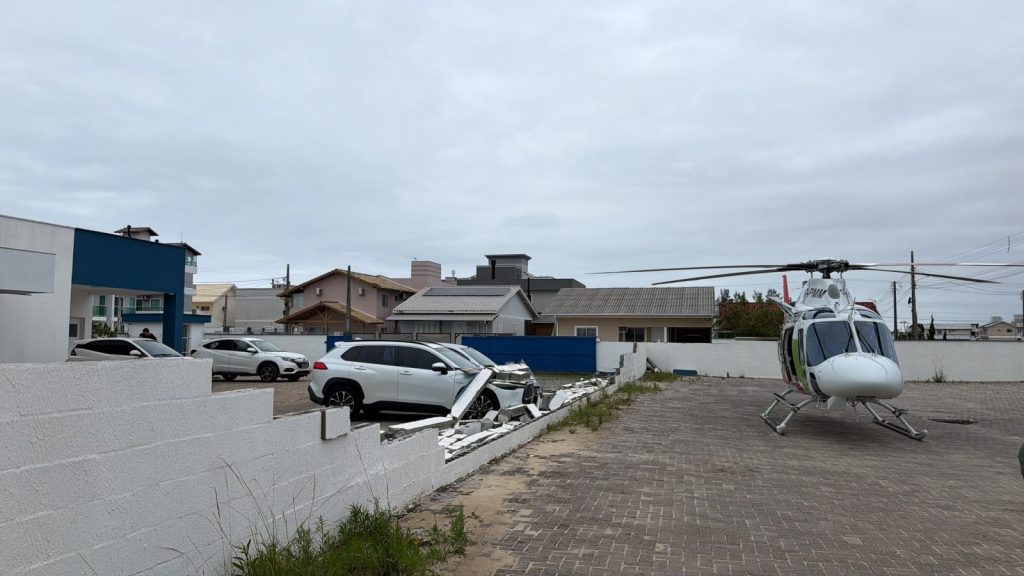 Muro da UPA Sul cai durante operação com helicóptero em Palhoça - Foto: Divulgação/Prefeitura de Palhoça
