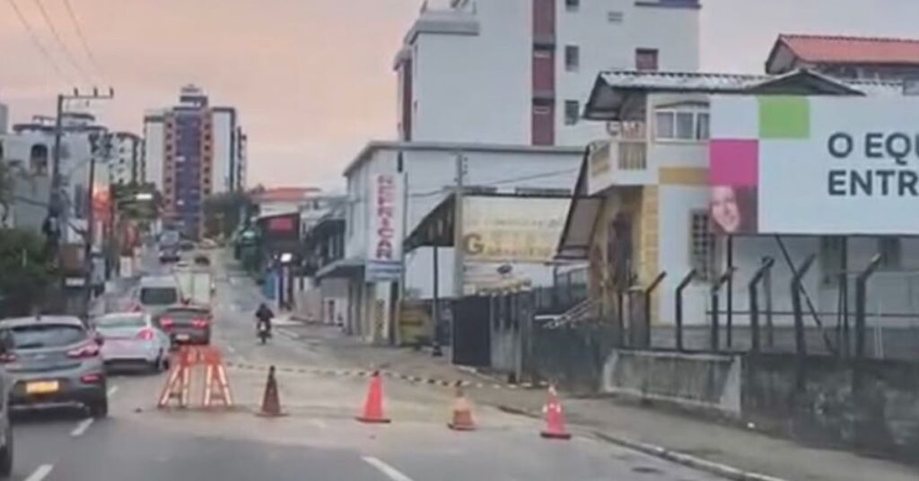Obra da Casan bloqueia faixas e provoca trânsito intenso em Florianópolis - Foto: Divulgação/Ricardo Pastrana