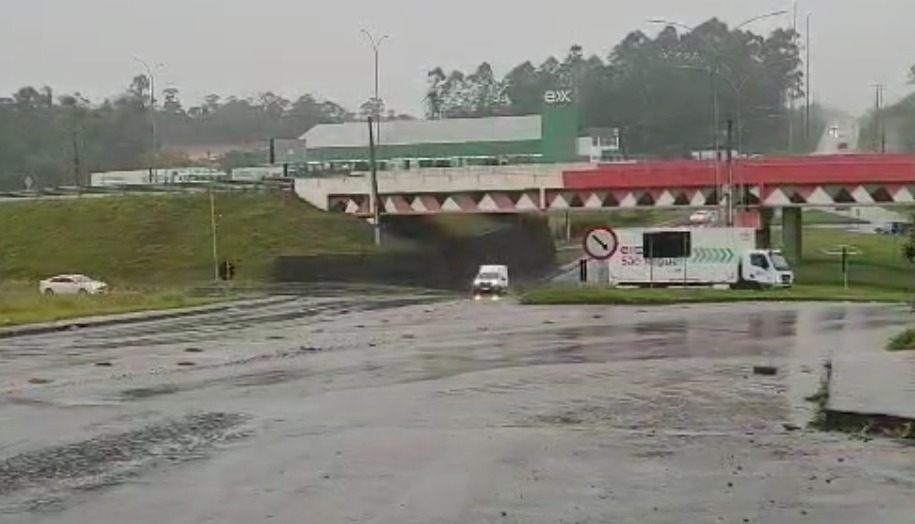 Obra muda trânsito em Criciúma; carreta trava rua no Pio Corrêa - Foto: Divulgação/Rádio Cidade Em Dia