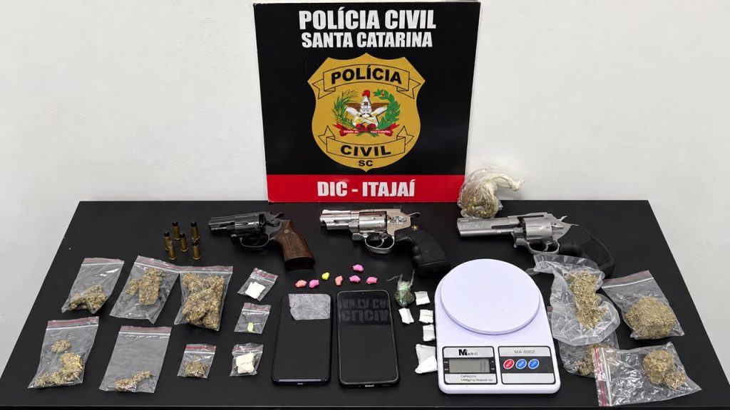 Operação apreende drogas, armas e picape de luxo em Itajaí - Foto: Divulgação/PCSC