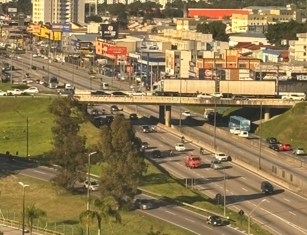 Pane de caminhão provoca filas na Via Expressa de Florianópolis - Foto: Divulgação/PRF