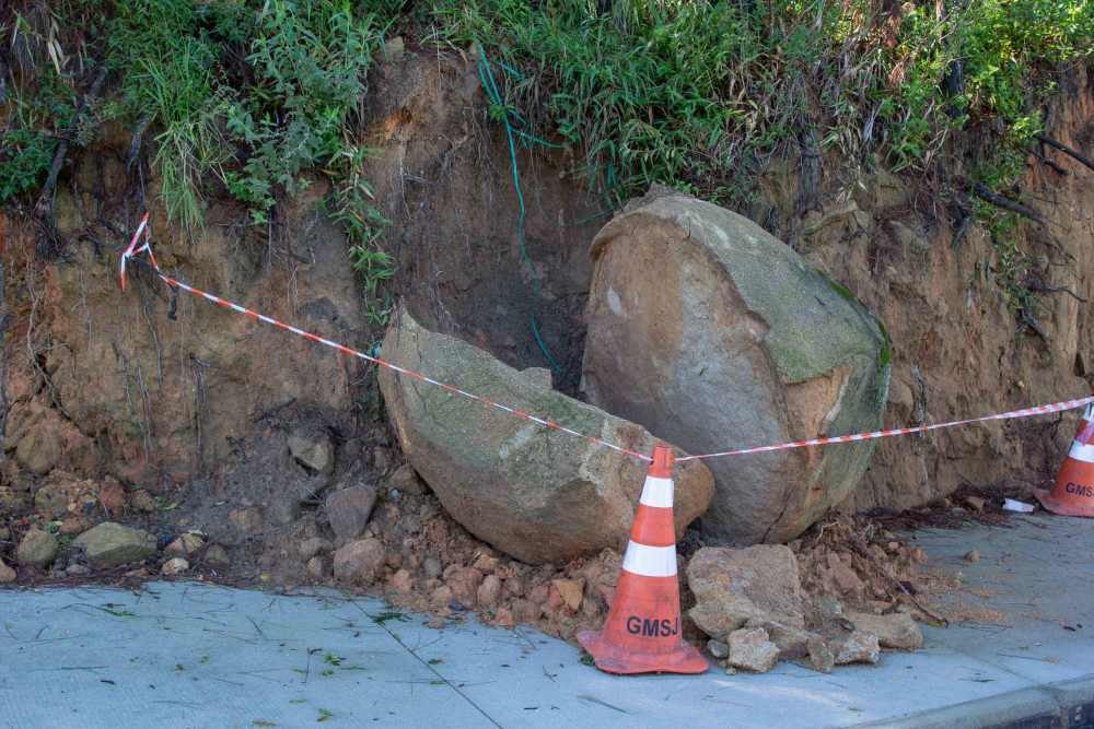 Pedra gigante desliza de encosta e assusta moradores em São José - Foto: Divulgação/PMSJ