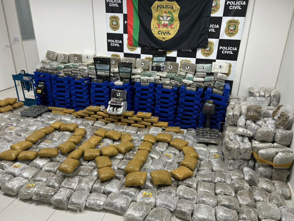 Polícia apreende 635 kg de drogas em casa usada como depósito na Grande Florianópolis - Foto: Divulgação/PCSC