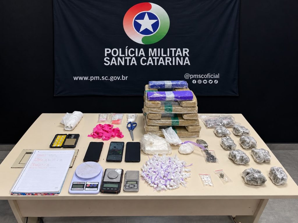 Polícia apreende drogas, arma e munições no Norte da Ilha - Foto: Divulgação/PMSC