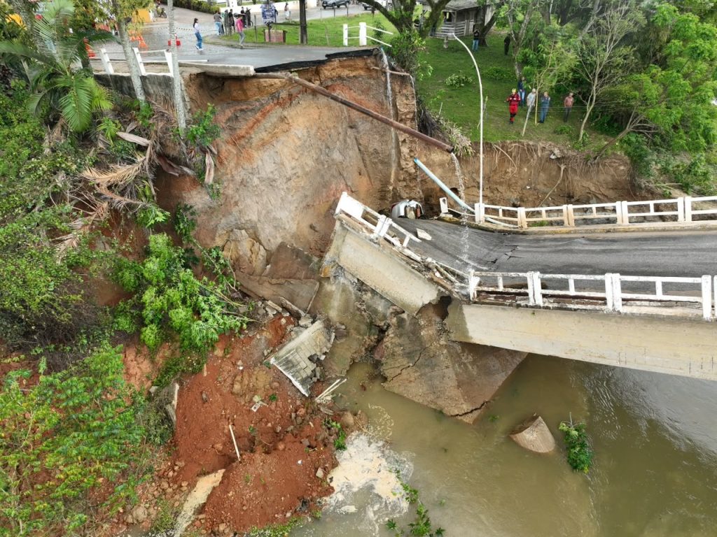 Ponte desaba em Canelinha e carro cai no Rio Tijucas - Foto: Divulgação/Prefeitura de Canelinha