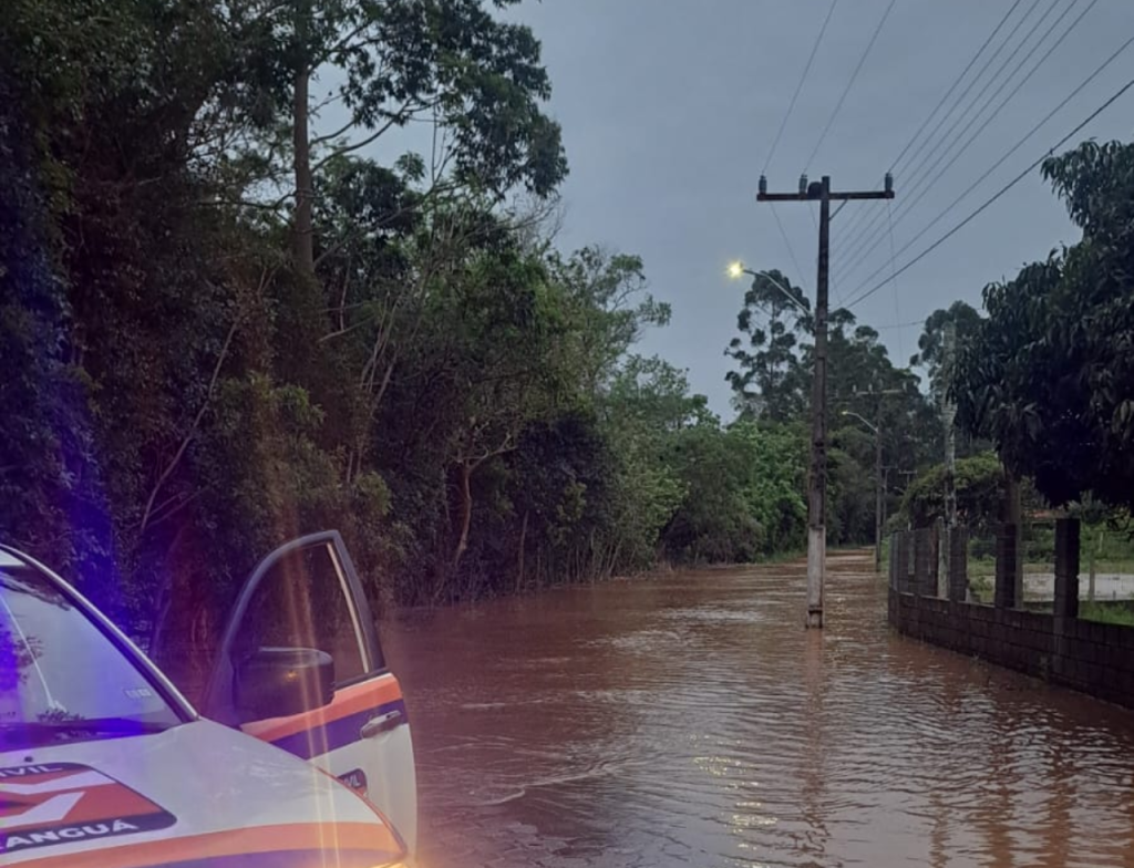 Rio Araranguá sobe e ruas ficam bloqueadas por alagamentos - Foto: Divulgação/Defesa Civil