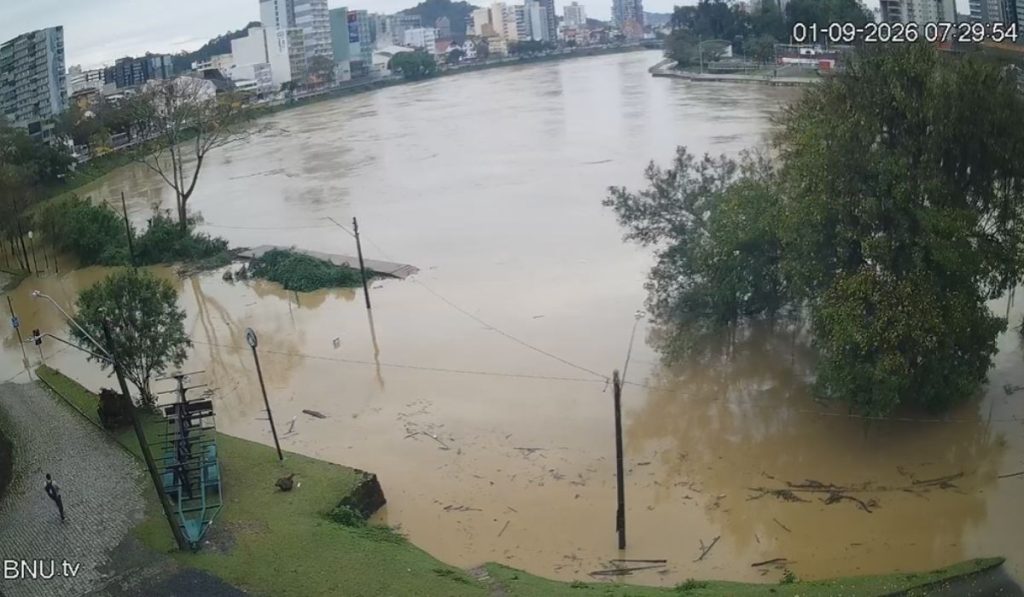 Rio Itajaí-Açu sobe e deixa Blumenau em alerta nesta terça - Foto: Reprodução/BNU.tv