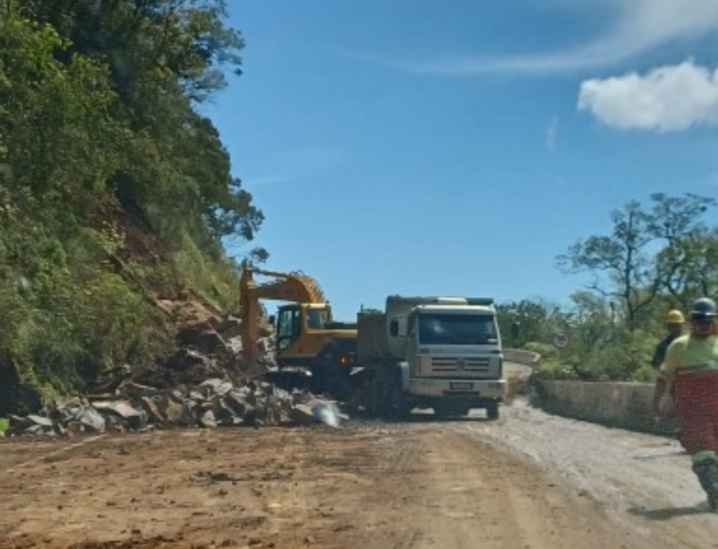 Serra da Rocinha segue interditada após queda de barreiras - Foto: Divulgação/PRF