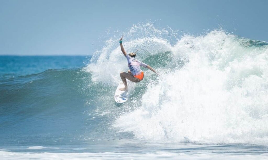 Surfista brasileira faz história e conquista medalha no Mundial Júnior - Foto: Divulgação/Sean Evans/ISA