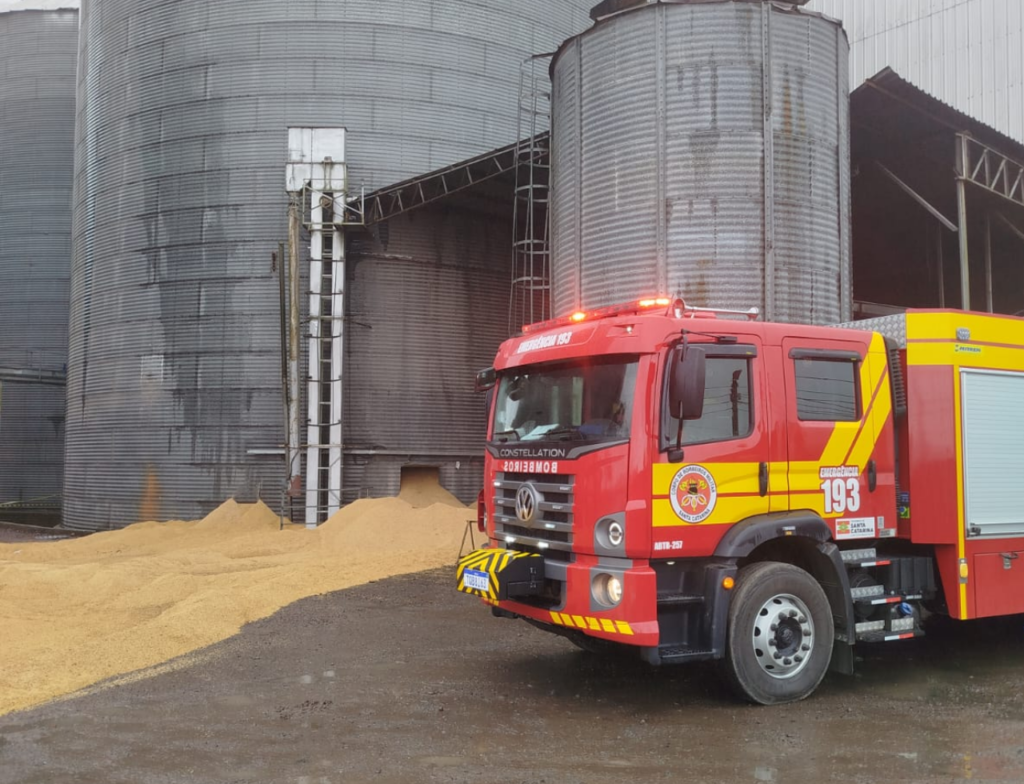 Trabalhador morre soterrado dentro de silo de grãos em Turvo - Foto: Divulgação/CBMSC