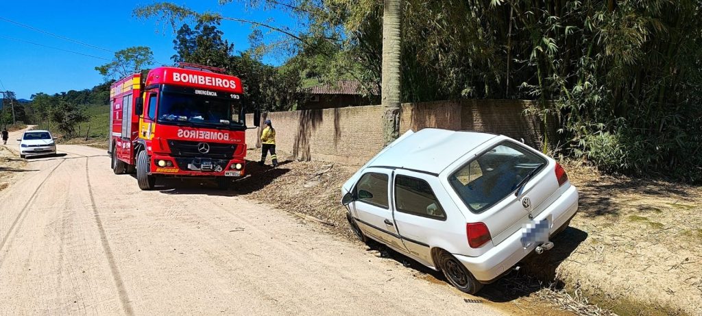 Veículo sai da pista e deixa duas pessoas feridas em Armazém - Foto: Divulgação/CBMSC