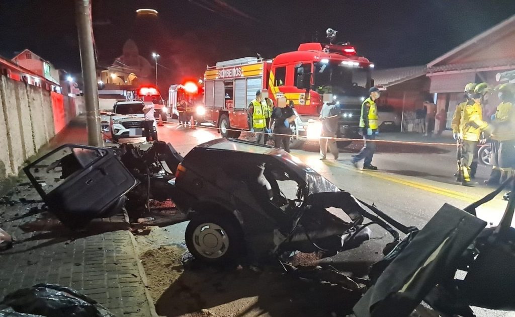 Automóvel é partido ao meio após colisão contra poste e deixa um morto e dois feridos em Brusque. - Foto: Divulgação/CBMSC