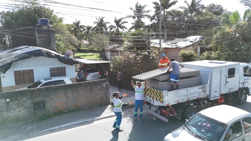 Mais de 50 mil telhas foram entregues em Florianópolis após granizo e atendimento segue neste sábado. - Foto: Divulgação/PMF