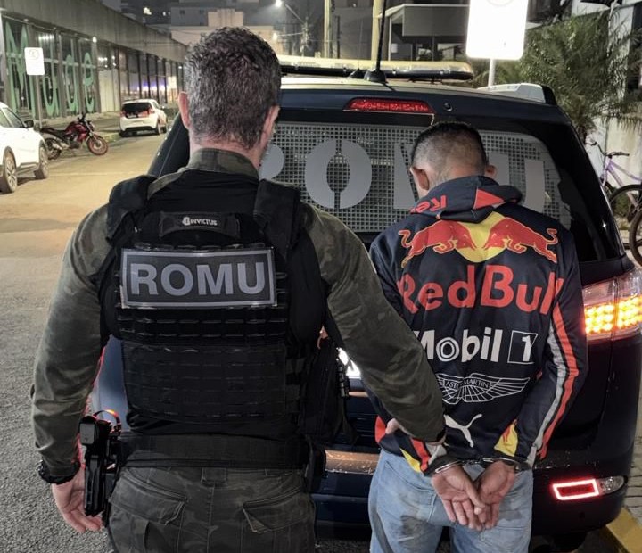 Homem é preso por agredir filho de 6 anos em via pública em Balneário Camboriú