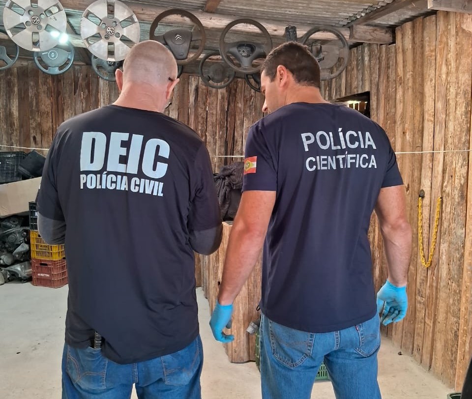Peças automotivas de origem ilícita são identificadas durante operação policial em Florianópolis. - Foto: Divulgação/PCSC