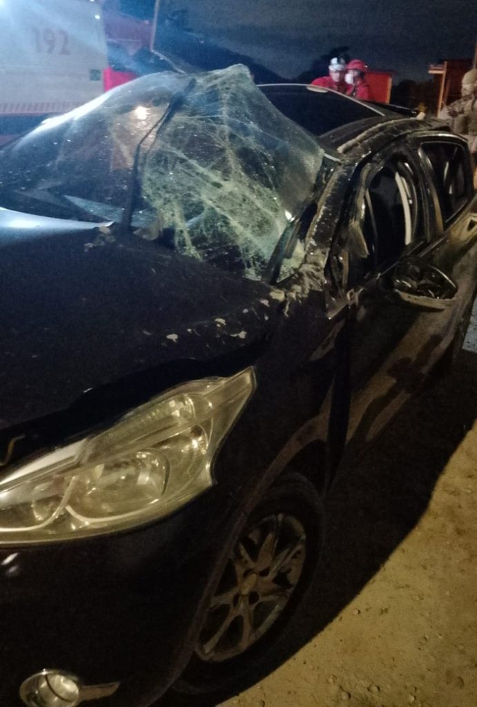 Capotamento de automóvel deixa homem ferido em Penha. - Foto: Divulgação/BVP