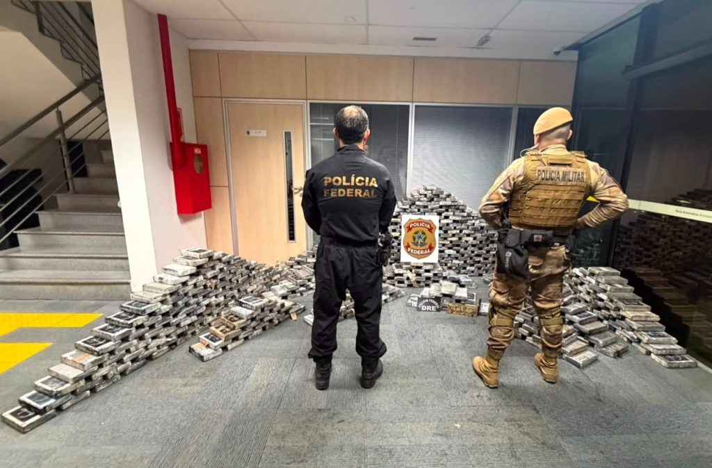 Segundo depósito embaixo de piso de residência é localizado com mais de 720kg de drogas em Itajaí. - Foto: Divulgação/PMSC