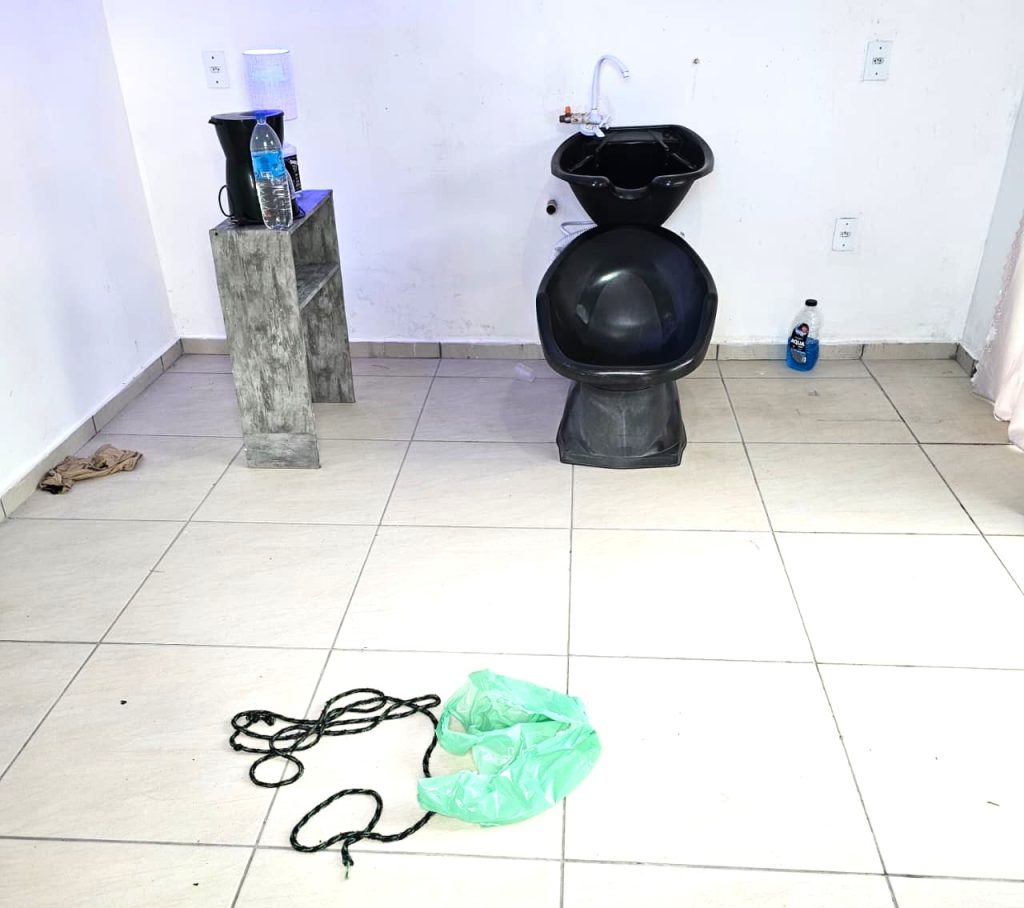 Ação policial prende suspeito e resgata duas vítimas de cárcere privado em Barra Velha. - Foto: Divulgação/PMSC