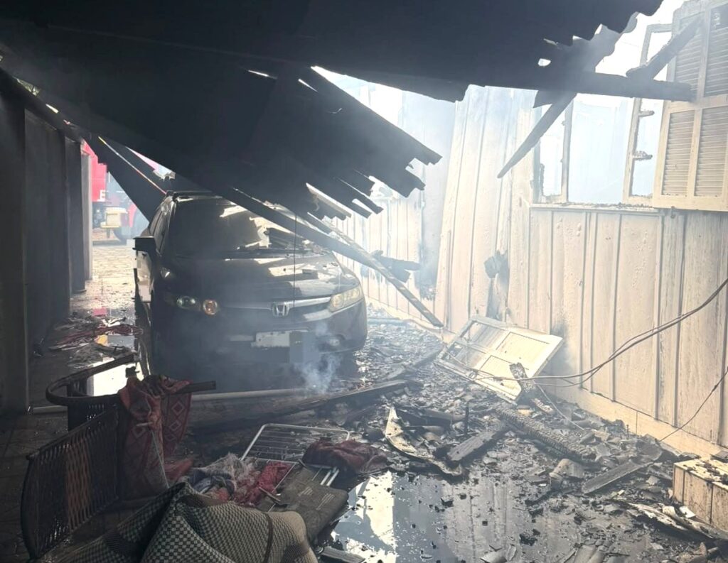 Incêndio destrói residência de madeira e ameaça imóvel vizinho em Laguna. - Foto: Divulgação/CBMSC