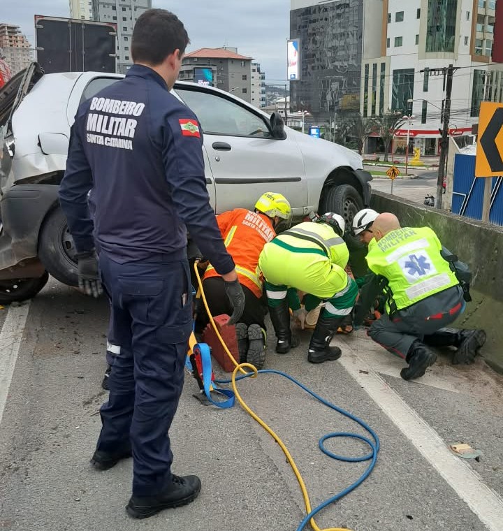 Motociclista fica preso embaixo de automóvel após acidente na BR-101 em Itapema. - Foto: Divulgação/CBMSC