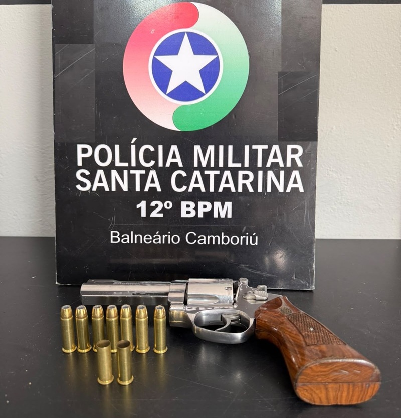 Homem é preso após atingir acidentalmente a própria perna com tiro em Balneário Camboriú. - Foto: Divulgação/PMSC