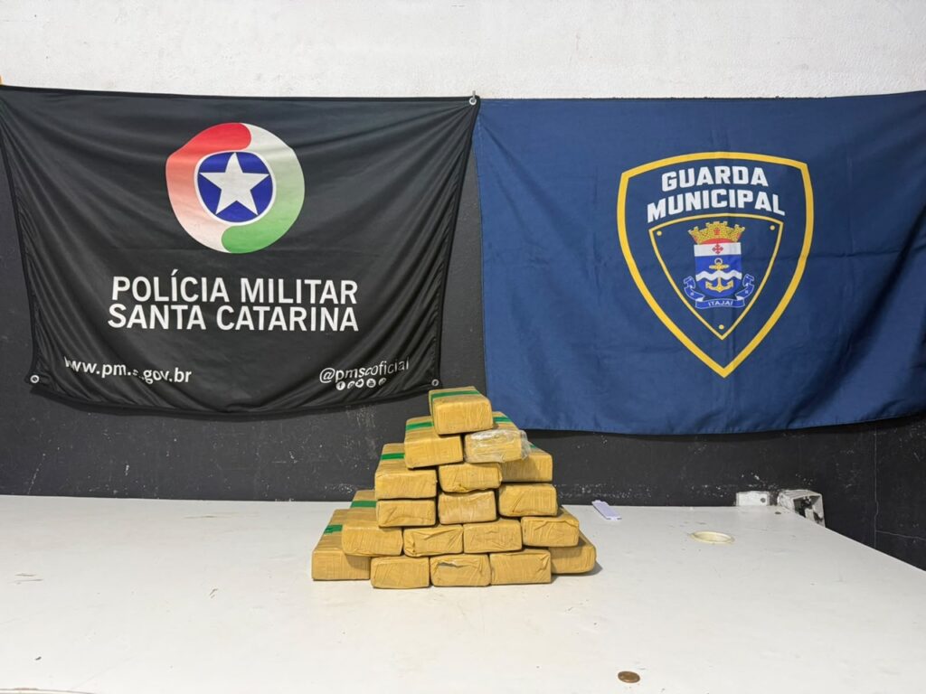 Ação integrada prende homem e apreende mais de dez quilos de maconha em Itajaí. - Foto: Divulgação/PMSC