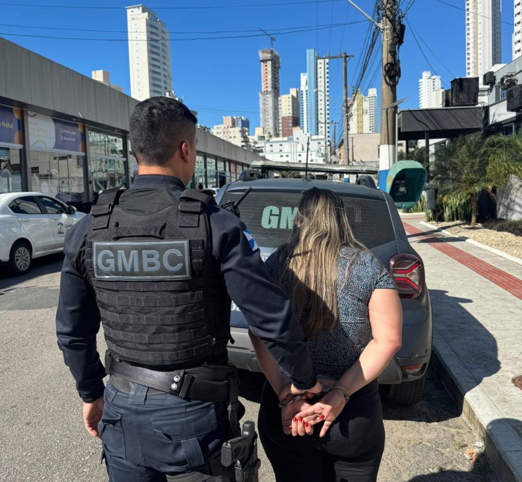 Mulher é presa após agredir pessoas em via pública em Balneário Camboriú. - Foto: Divulgação/SPBC