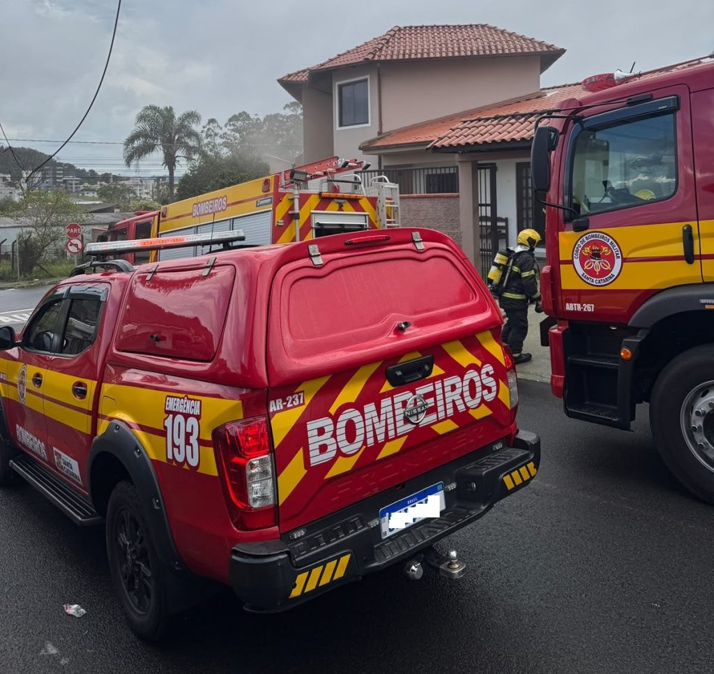 Incêndio em residência deixa dois idosos com sintomas por inalação de fumaça em São José. - Foto: Divulgação/CBMSC