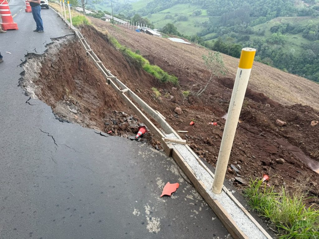 Deslizamento de parte do asfalto deixa trecho da SC-155 em meia pista em SC. - Foto: Divulgação/PMRv