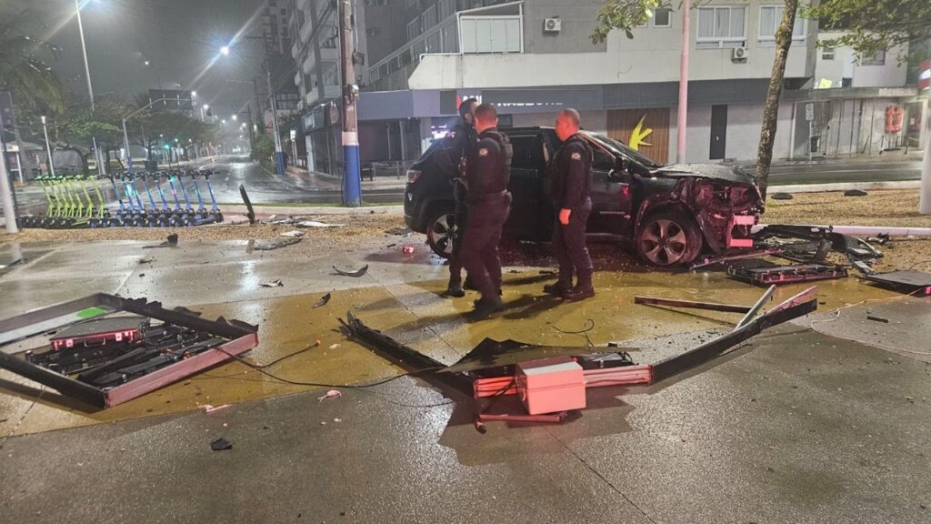 Jovem embriagada colide veículo em poste de avenida em Balneário Camboriú. - Foto: Divulgação/SPBC