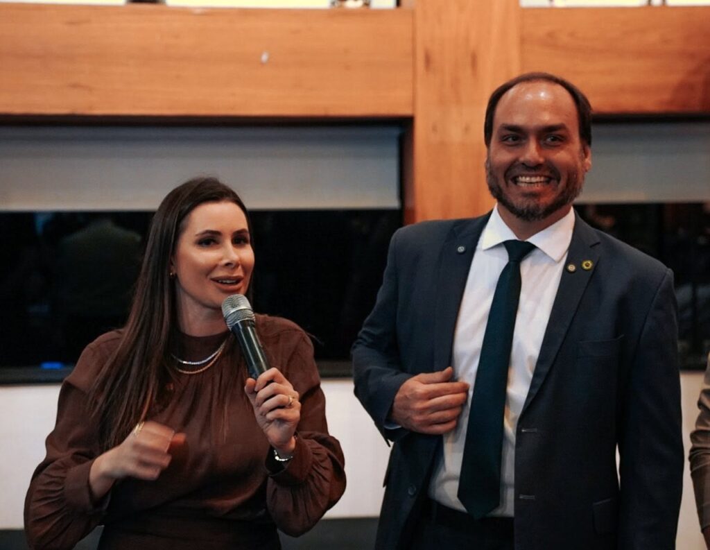 Carol de Toni e Carlos Bolsonaro garantem as vagas no Senado por Santa Catarina. - Foto: Divulgação