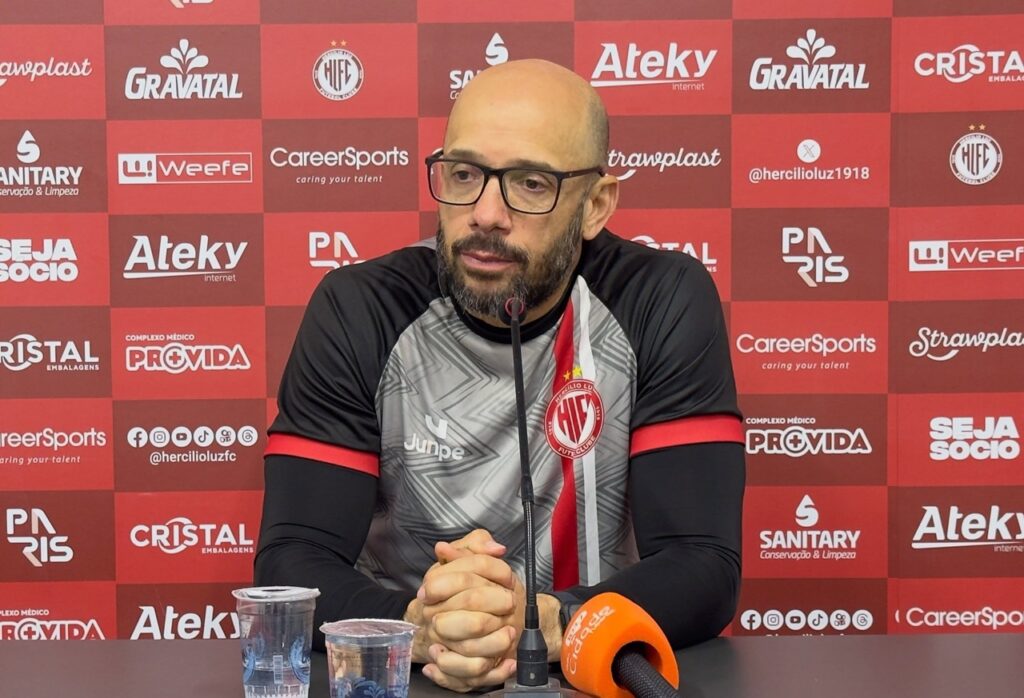 Hercílio Luz anuncia desligamento do técnico Rogério Corrêa. - Foto: Divulgação/HLFC