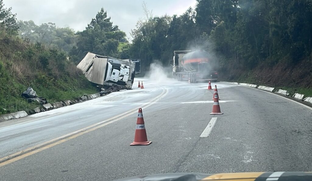 Acidente com três caminhões mata uma pessoa na BR-282 em SC - Foto: Divulgação/PRF