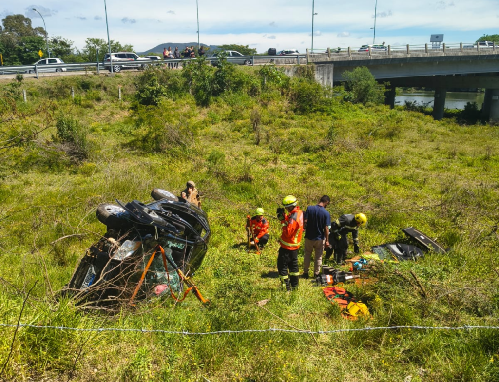 Acidente em Tubarão deixa quatro pessoas feridas após carro cair em barranco - Foto: Divulgação/CBMSC