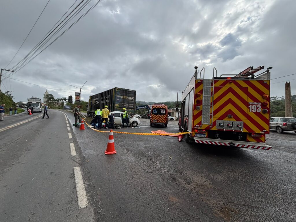 Acidente entre carro e caminhão deixa mulher presa às ferragens em Urussanga - Foto: Divulgação/CBMSC