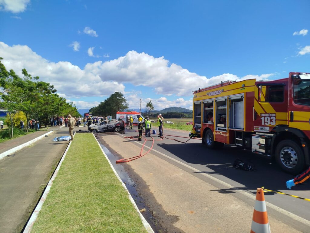 Acidente entre moto e carro deixa dois mortos e criança ferida em Turvo - Foto: Divulgação/CBMSC