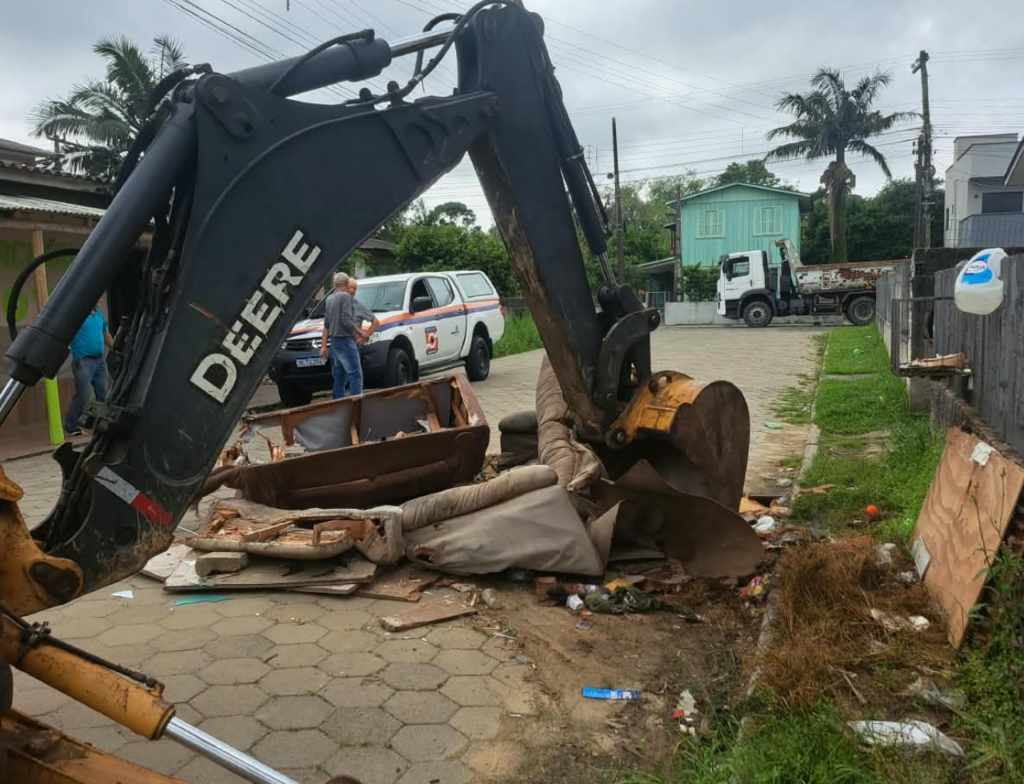 Araranguá reforça limpeza após chuvas e recolhe entulhos no bairro Barranca - Foto: Divulgação/Prefeitura de Araranguá