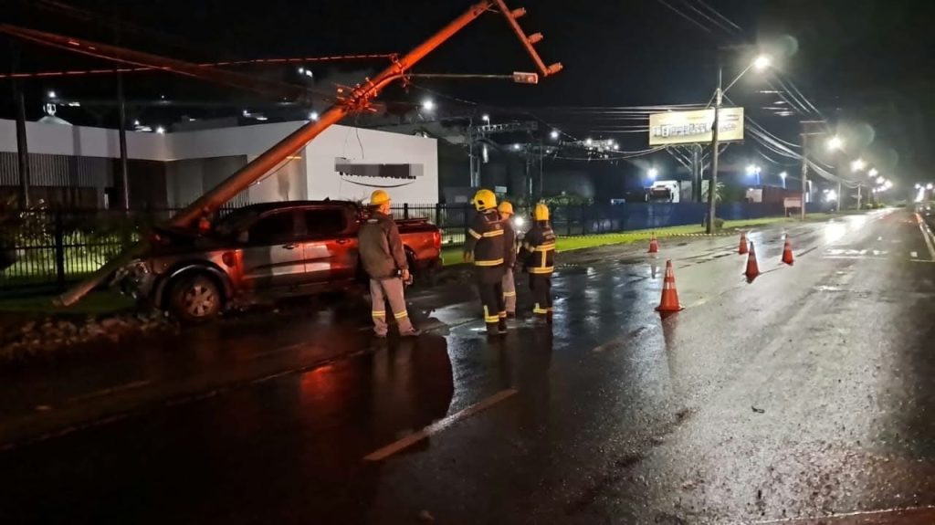 Caminhonete bate em poste e mobiliza bombeiros em Forquilhinha - Foto: Divulgação/CBMSC