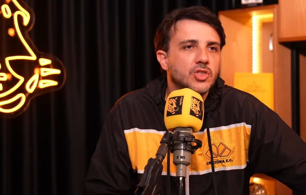 Candidato à Presidência aparece com jaqueta do Criciúma em live - Foto: Divulgação/YouTube/Renan Santos