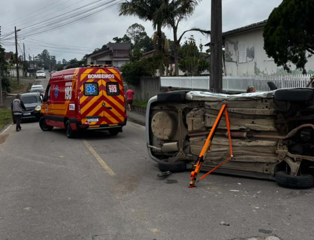 Capotamento após colisão entre dois carros deixa vítima ferida em Lauro Müller - Foto: Divulgação/CBMSC