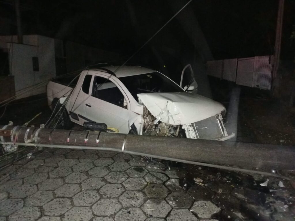Carro bate em poste e deixa fiação elétrica sobre rua em Urussanga - Foto: Divulgação/CBMSC