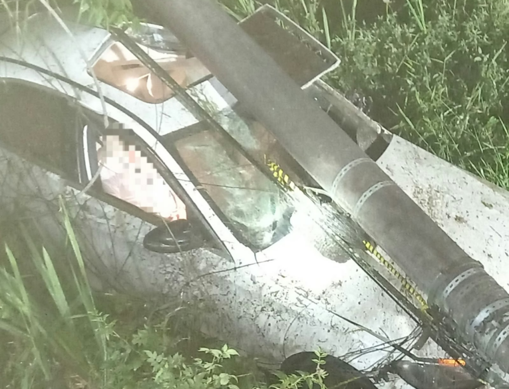 Carro cai em córrego e bate contra poste na SC-443 em Criciúma - Foto: Divulgação/CBMSC